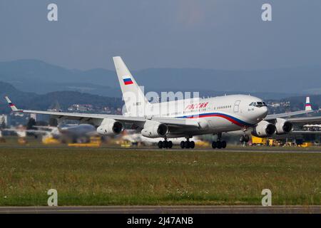 Un avion présidentiel du président russe Vladimir Poutine quitte Graz, en Autriche, après une visite d'État Banque D'Images