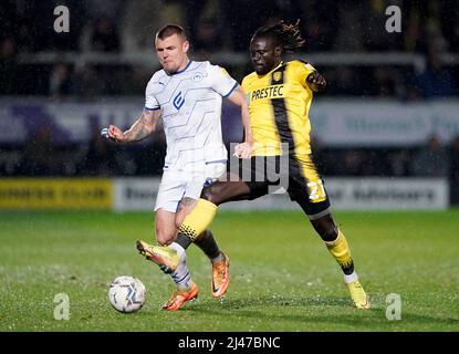 L’Oumar Niasse de Burton Albion combat avec Max Power de Wigan Athletic lors du match de la Sky Bet League One au stade Pirelli, Burton. Date de la photo: Mardi 12 avril 2022. Banque D'Images