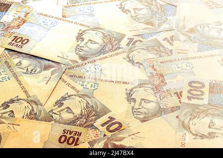 plusieurs centaines de reais de billets du brésil, plus d'un millier de reais en prix, argent brésilien en arrière-plan Banque D'Images