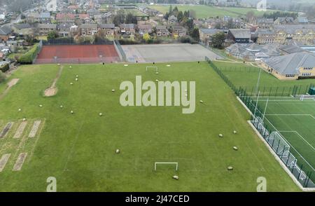 Des moutons s'attardent sur un terrain de football à la Brooksbank School d'Elland, dans le Yorkshire, au Royaume-Uni, le 30 mars 2022 à Elland, Royaume-Uni . Banque D'Images