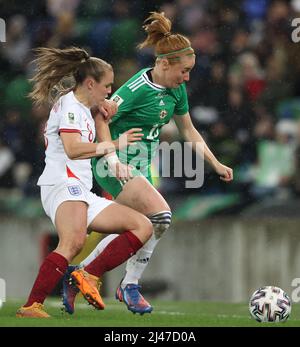 Le Georgia Stanway d'Angleterre combat avec Rachel Furness d'Irlande du Nord lors du match de qualification de la coupe du monde de la FIFA pour femmes à Windsor Park, Belfast. Date de la photo: Mardi 12 avril 2022. Banque D'Images