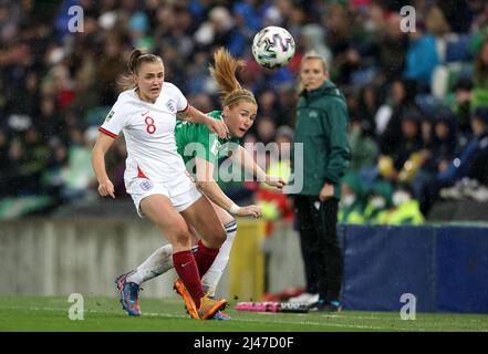 Le Georgia Stanway d'Angleterre combat avec Rachel Furness d'Irlande du Nord lors du match de qualification de la coupe du monde de la FIFA pour femmes à Windsor Park, Belfast. Date de la photo: Mardi 12 avril 2022. Banque D'Images