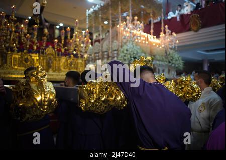 Un pénitent de fraternité 'Rocio' est vu pleurer après que la procession a été annulée en raison de la pluie pendant le bon mardi, pour marquer les célébrations de la semaine sainte. Après deux ans sans semaine Sainte en raison de la pandémie du coronavirus, des milliers de fidèles attendent de voir les processions portant les statues du Christ et de la Vierge Marie dans les rues dans le cadre de la semaine Sainte traditionnelle. En Andalousie, la célébration de la semaine sainte rassemble des milliers de personnes de tous les pays, et elle est considérée comme l'un des événements religieux et culturels les plus importants de l'année. Banque D'Images