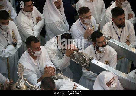 Un pénitent de la fraternité 'Rocio' (C) est vu émotif après que la procession a été annulée en raison de la pluie pendant le bon mardi, pour marquer les célébrations de la semaine sainte. Après deux ans sans semaine Sainte en raison de la pandémie du coronavirus, des milliers de fidèles attendent de voir les processions portant les statues du Christ et de la Vierge Marie dans les rues dans le cadre de la semaine Sainte traditionnelle. En Andalousie, la célébration de la semaine sainte rassemble des milliers de personnes de tous les pays, et elle est considérée comme l'un des événements religieux et culturels les plus importants de l'année. Banque D'Images