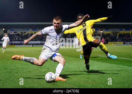 La Max Power de Wigan Athletic combat avec Williams Kokolo de Burton Albion lors du match de la Sky Bet League One au stade Pirelli, Burton. Date de la photo: Mardi 12 avril 2022. Banque D'Images