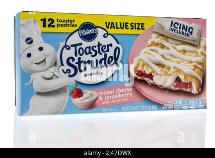 Winneconne, WI, -2 avril 2022 : un forfait de pâtisseries de strudel toaster de Pillsburry, fromage à la crème et fraise sur un fond isolé Banque D'Images