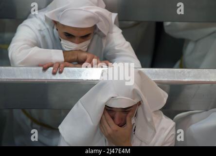 Un pénitent de fraternité 'Rocio' (C) est vu pleurer après que la procession a été annulée en raison de la pluie pendant le bon mardi, pour marquer les célébrations de la semaine Sainte. Après deux ans sans semaine Sainte en raison de la pandémie du coronavirus, des milliers de fidèles attendent de voir les processions portant les statues du Christ et de la Vierge Marie dans les rues dans le cadre de la semaine Sainte traditionnelle. En Andalousie, la célébration de la semaine sainte rassemble des milliers de personnes de tous les pays, et elle est considérée comme l'un des événements religieux et culturels les plus importants de l'année. (Photo de Jesus Merida/SOPA Images/Sipa U Banque D'Images