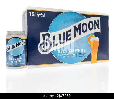 Winneconne, WI -10 avril 2022 : un paquet de bière Blue Moon sur un fond isolé Banque D'Images