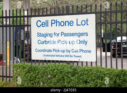 Parking pour téléphones portables pour les véhicules attendant l'arrivée des passagers à l'aéroport régional de Gainesville, en Floride. Banque D'Images