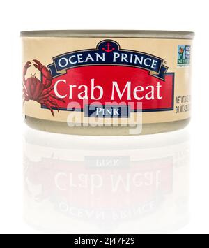Winneconne, WI -10 avril 2022 : une carafe de crabe Ocean prince sur un fond isolé Banque D'Images