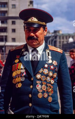Les anciens combattants militaires portant leur uniforme et leurs médaillés le 9th mai, jour de la victoire près de la place Rouge, Moscou, 1990. Banque D'Images