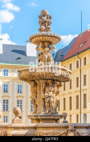 Fontaine ornementale sur le château de Prague Banque D'Images