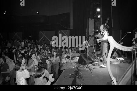 Le musicien et chanteur français Alan Stivell se présente au lieu de Londres en 1983. Banque D'Images