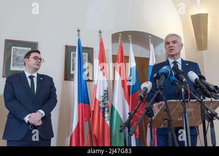 Stirin, République tchèque. 12th avril 2022. Le ministre des Affaires étrangères de Slovaquie Ivan Korcok (R) et le ministre des Affaires étrangères de la République tchèque Jan Lipavsky ont assisté à la conférence de presse conjointe du groupe des ministres européens des Affaires étrangères du Centre 5 (C5) au château de Stirin près de Prague. Central (C5) le groupe européen des ministres des affaires étrangères a été créé en 2020 dans le but de coopérer étroitement à la lutte contre la pandémie du virus corona. En raison de la situation actuelle, les ministres ont discuté de l'agression russe contre l'Ukraine. Crédit : SOPA Images Limited/Alamy Live News Banque D'Images