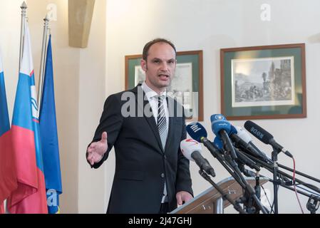 Stirin, République tchèque. 12th avril 2022. Anze Logar, ministre slovène des Affaires étrangères, prend la parole lors de la conférence de presse conjointe du groupe des ministres européens des Affaires étrangères du Centre 5 (C5) au château de Stirin près de Prague. Central (C5) le groupe européen des ministres des affaires étrangères a été créé en 2020 dans le but de coopérer étroitement à la lutte contre la pandémie du virus corona. En raison de la situation actuelle, les ministres ont discuté de l'agression russe contre l'Ukraine. (Photo de Tomas Tkachik/SOPA Images/Sipa USA) crédit: SIPA USA/Alay Live News Banque D'Images