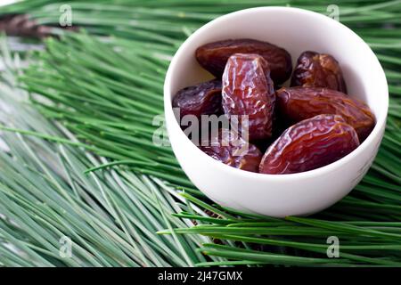 Fruit juteux concentré sélectif sur une feuille de pin vert. Le fruit le plus consommé dans le Ramadan Banque D'Images