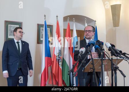 Stirin, République tchèque. 12th avril 2022. Le ministre autrichien des Affaires étrangères Alexander Schallenberg (R) et le ministre tchèque des Affaires étrangères Jan Lipavsky ont assisté à la conférence de presse conjointe du groupe des ministres européens des Affaires étrangères du Centre 5 (C5) au château de Stirin près de Prague. Central (C5) le groupe européen des ministres des affaires étrangères a été créé en 2020 dans le but de coopérer étroitement à la lutte contre la pandémie du virus corona. En raison de la situation actuelle, les ministres ont discuté de l'agression russe contre l'Ukraine. (Photo de Tomas Tkachik/SOPA Images/Sipa USA) crédit: SIPA USA/Alay Live News Banque D'Images