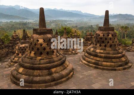 Borobudur, à Java, en Indonésie. Stupas sur terrasse supérieure du Temple en attendant le lever du soleil. Banque D'Images