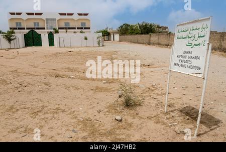 Sénégal, Touba. Une maison moderne dans la banlieue de Touba. Le signe en Wolof, en arabe et en latin script. Banque D'Images