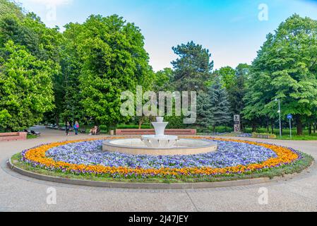 Silistra, Bulgarie, 3 mai 2021: Les gens se promenent dans le jardin du Danube de la ville bulgare Silistra Banque D'Images