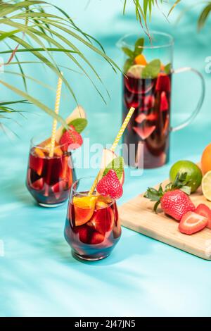 Préparation de la boisson traditionnelle espagnole d'été Sangria avec des fruits frais, du vin rouge et des glaçons. Banque D'Images