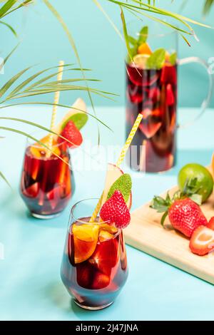 Préparation de la boisson traditionnelle espagnole d'été Sangria avec des fruits frais, du vin rouge et des glaçons. Banque D'Images