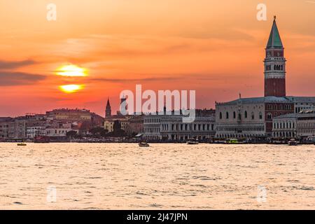 Coucher de soleil sur le Grand Canal et la région de St Marks à Venise, Italie Banque D'Images