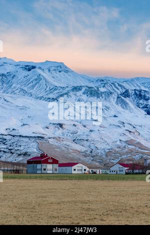 Le village islandais de Thorvaldseyri avec le tristement célèbre volcan eyjafjallajokull au lever du soleil Banque D'Images