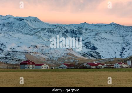 Le village islandais de Thorvaldseyri avec le tristement célèbre volcan eyjafjallajokull au lever du soleil Banque D'Images