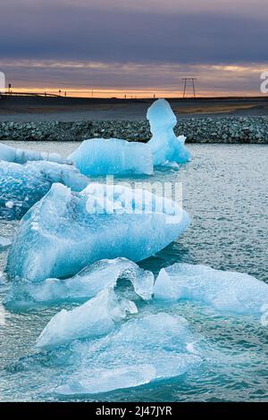 Spectaculaire lagon glaciaire avec d'énormes icebergs flottants avec un ciel de coucher de soleil d'hiver (lagon de Jokusarlon, Islande) Banque D'Images