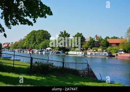 Vue sur la rivière Witham avec des bateaux amarrés sur la marina Gateway. Banque D'Images