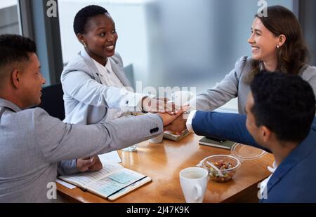 Aucun de nous n'est aussi intelligent que nous tous. Photo d'un groupe de collègues ayant une réunion et un petit déjeuner dans un bureau moderne. Banque D'Images