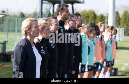 Stara Pazova, Serbie, 12th avril 2022. Martina Voss-Tecklenburg, entraîneure en chef, se présente lors de l'hymne national lors du match de qualification 2023 de la coupe du monde des femmes du groupe H de la FIFA entre la Serbie et l'Allemagne à Stara Pazova, en Serbie. 12 avril 2022. Crédit : Nikola Krstic/Alay Banque D'Images