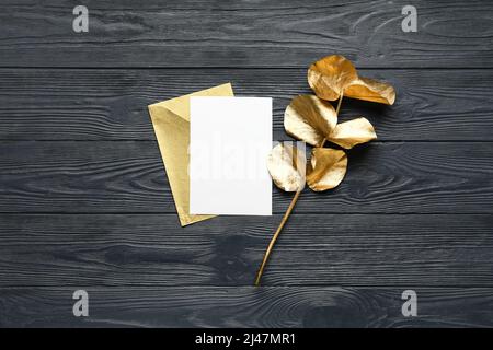 Enveloppes avec cartes vierges et branches d'eucalyptus sur fond de bois  foncé Photo Stock - Alamy