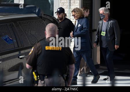 L'acteur Johnny Depp de Fairfax, va, quitte son procès pour diffamation au palais de justice du comté de Fairfax. Crédit photo: Chris Kleponis/Sipa, Etats-Unis. 12th avril 2022. Credit: SIPA USA/Alay Live News Banque D'Images