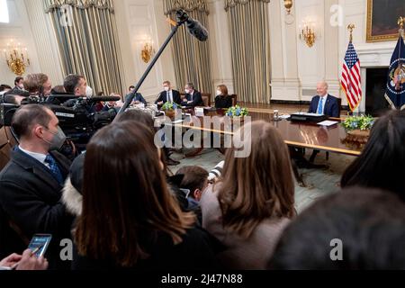 Washington, États-Unis d'Amérique. 26 janvier 2021. Le président américain Joe Biden tient une réunion avec des chefs d'entreprise pour soutenir le plan « mieux construire le dos » à la salle à manger de l'État de la Maison Blanche, le 26 janvier 2022 à Washington, D.C. Credit: Erin Scott/White House photo/Alay Live News Banque D'Images