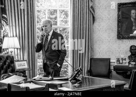Washington, États-Unis d'Amérique. 28 janvier 2021. Le président américain Joe Biden parle par téléphone au maire de Pittsburgh, Ed Gainey, de l'effondrement du pont quelques heures avant que les présidents ne se rendent au bureau ovale de la Maison Blanche, le 28 janvier 2022 à Washington, D.C. Credit: Erin Scott/White House photo/Alay Live News Banque D'Images