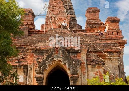 Myanmar, Birmanie. Temple de Manuha, Bagan, 11th. Siècle. Réparation en cours. Banque D'Images