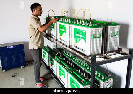 Les batteries stockent l'électricité par des panneaux solaires sur le toit de l'Institut Vishwa Jyoti Gurukul de philosophie et de religion de la Société Missionnaire indienne IMS à Varanasi, Uttar Pradesh, Inde Banque D'Images