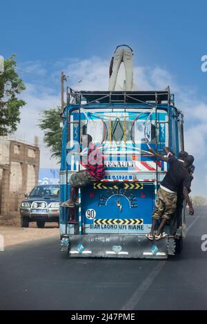 Sénégal, sécurité routière. Les passagers montent à la fin de l'autobus ou en haut. Pas de ceinture de sécurité ici! Banque D'Images