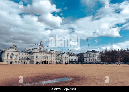 Parade des gardes à cheval à Londres, en Angleterre, avec drapeaux volants et London Eye en arrière-plan Banque D'Images