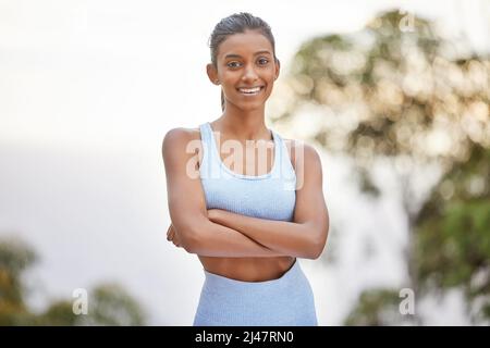 Sur le point de conquérir cette montagne. Photo d'une jeune femme se prépare pour un jogging en plein air. Banque D'Images