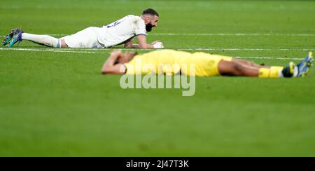 Karim Benzema (à gauche) du Real Madrid réagit après la finale de la Ligue des champions de l'UEFA, deuxième match de jambe au stade Santiago Bernabeu, à Madrid. Date de la photo: Mardi 12 avril 2022. Banque D'Images