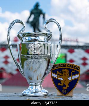 14 juillet 2021 Brescia, Italie.L'emblème du club de football Brescia Calcio et de la coupe de la Ligue des champions de l'UEFA sur fond de stadiu moderne Banque D'Images