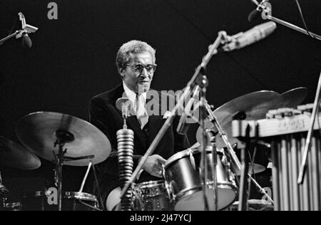 Le batteur américain Connie Kay se présentant avec le Modern Jazz Quartet au Capital radio Jazz Festival 1982 à Knebworth, en Angleterre. Banque D'Images