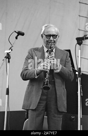 Le musicien de jazz américain Benny Goodman se produit au Capital radio Jazz Festival 1982 à Knebworth, Hertfordshire, en Angleterre. Banque D'Images