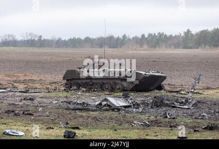 Hostomil, Ukraine. 2nd avril 2022. Chars cassés, véhicules de combat détruits et autres équipements militaires brûlés des envahisseurs russes à Hostomil, dans la région de Kiev. La Russie a envahi l'Ukraine le 24 février 2022, déclenchant la plus grande attaque militaire en Europe depuis la Seconde Guerre mondiale (Credit image: © Mykhaylo Palinchak/SOPA Images via ZUMA Press Wire) Banque D'Images