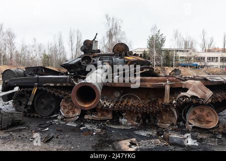 Hostomil, Ukraine. 2nd avril 2022. Chars cassés, véhicules de combat et autres équipements militaires brûlés des envahisseurs russes à Hostomil, dans la région de Kiev. La Russie a envahi l'Ukraine le 24 février 2022, déclenchant la plus grande attaque militaire en Europe depuis la Seconde Guerre mondiale (Credit image: © Mykhaylo Palinchak/SOPA Images via ZUMA Press Wire) Banque D'Images