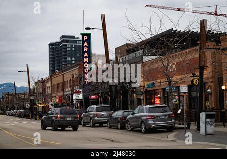 Photo de l'avenue Bernard dans le centre-ville de Kelowna. Le théâtre historique Paramount, construit en 1949, est maintenant un restaurant Tim Horton. Banque D'Images