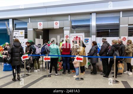 8 avril 2022, Cracovie, małopolskie, Pologne: Les familles de réfugiés ukrainiens se sont mises en file d'attente pour recevoir de la nourriture de Caritas à la gare principale. L'invasion de l'Ukraine par la Russie a déjà forcé 4 millions d'Ukrainiens à fuir le pays. La plupart des réfugiés cherchent asile en Pologne. La plupart des aides caritatives en Pologne sont fournies par des individus, des ONG et des entreprises. Les gares sont les centres de l'aide humanitaire dans de nombreuses villes polonaises. (Credit image: © Dominika Zarzycka/SOPA Images via ZUMA Press Wire) Banque D'Images